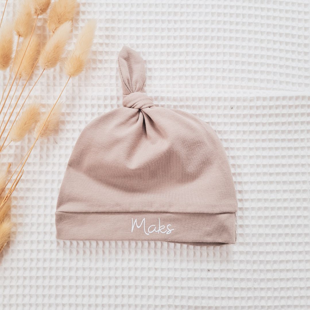 Otroška bež kapica z imenom