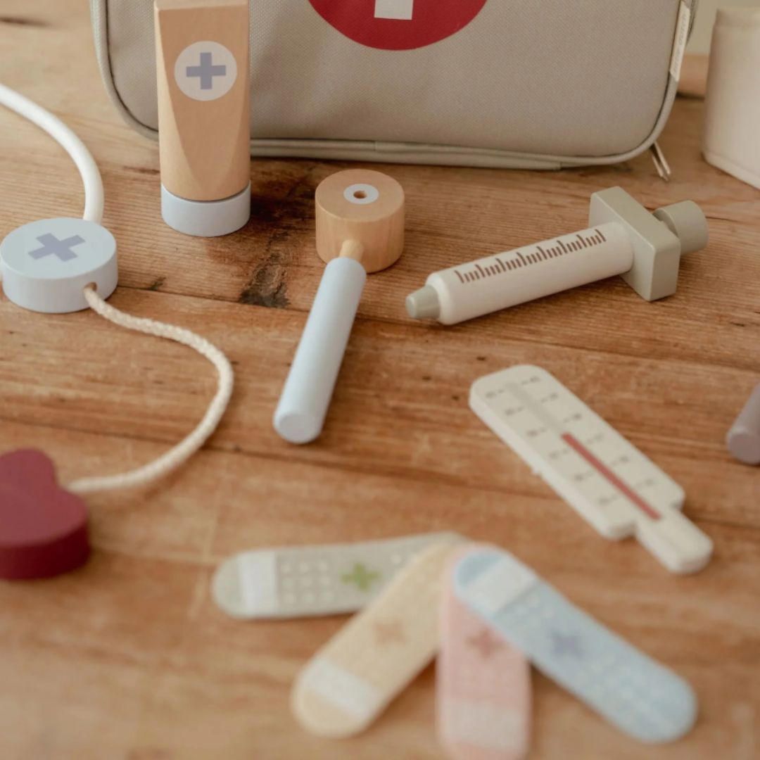 Set za male zdravnike Little Dutch – igrača, ki spodbuja domišljijo in empatijo