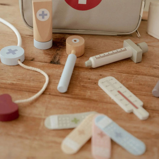 Set za male zdravnike Little Dutch – igrača, ki spodbuja domišljijo in empatijo